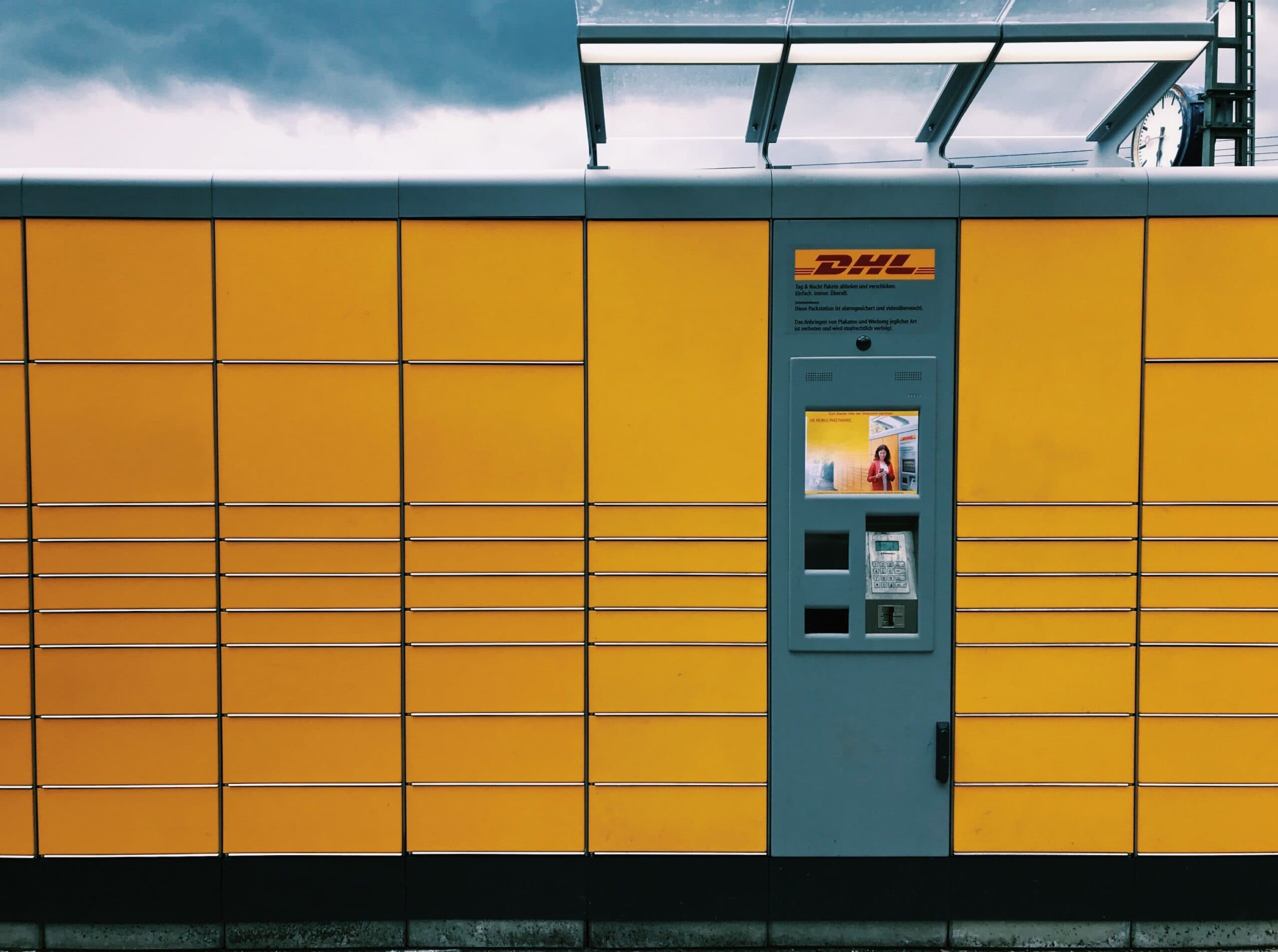 Moderní doručování balíků. Automatický výdejní box DHL.